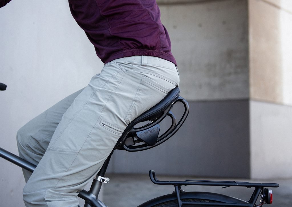 Ergonomic bike seat moves with body