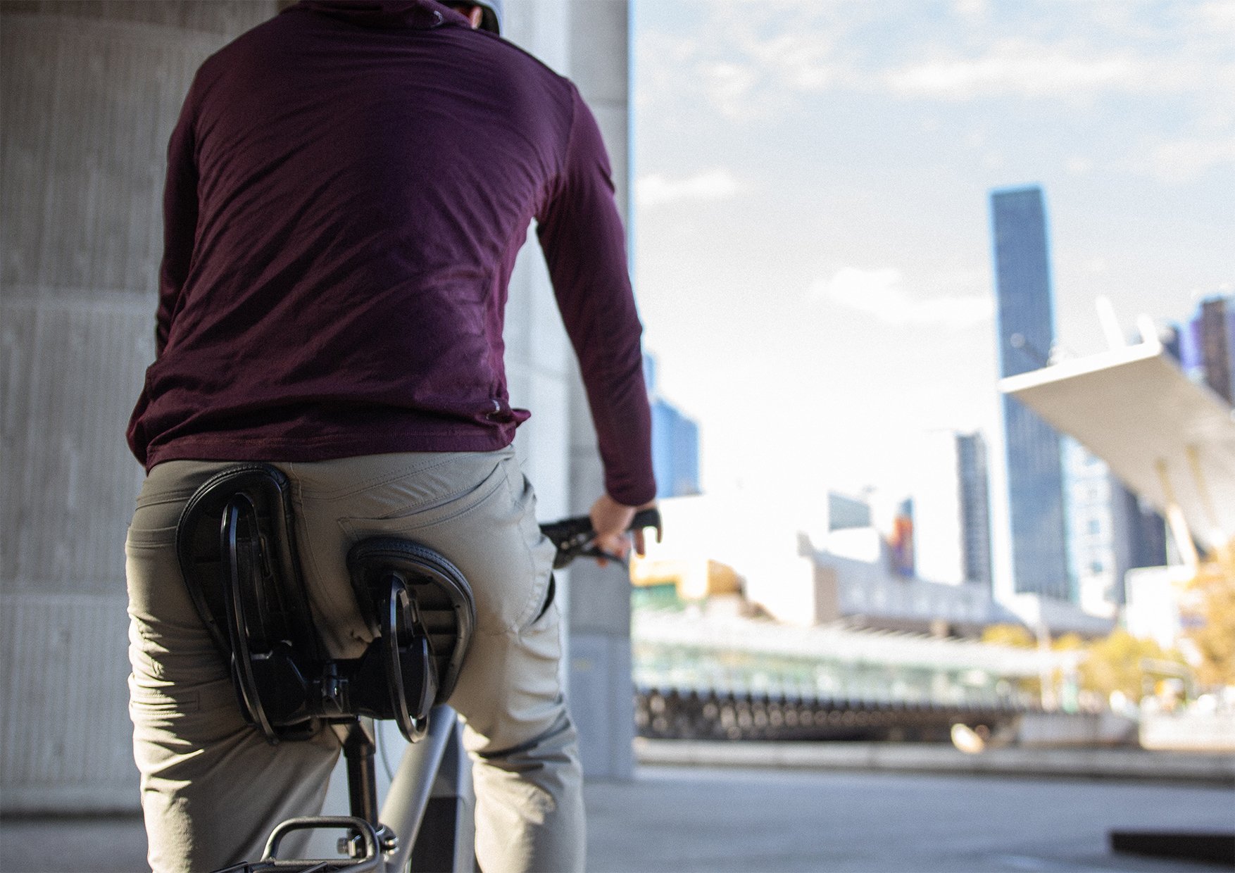 Actuating bike saddle with Melbourne rider